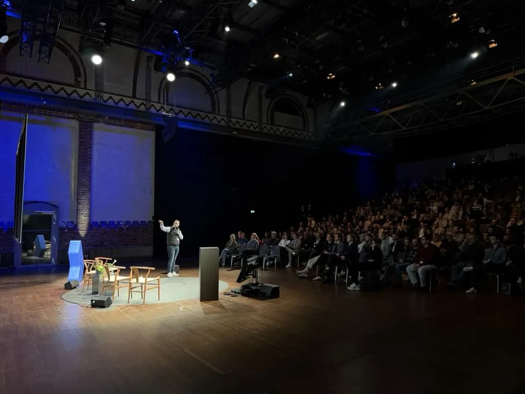 Unfuture präsentiert auf der Langdock Kundenkonferenz The Dock vor Publikum.