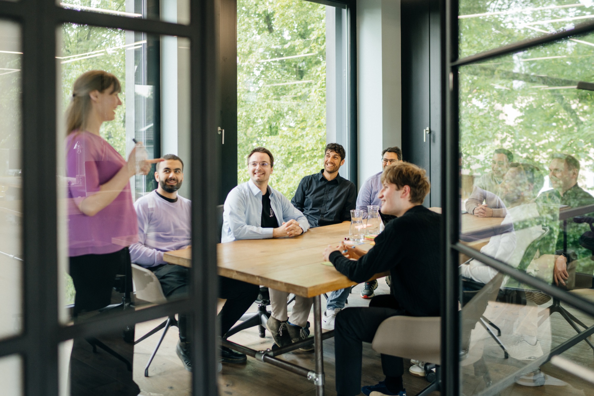 Unfuture-Team in einem gemeinsamen Workshop am Tisch.
